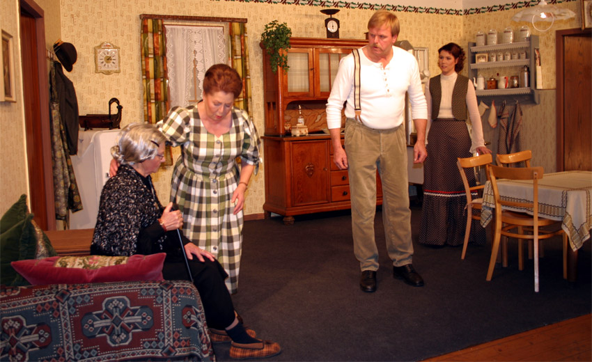 Therese Schmitz, Käthe Pingel, Franz-Josef Schmücker und Nicola Köckerling in einer Szene von "Bohenne mit Deäm Gelle"