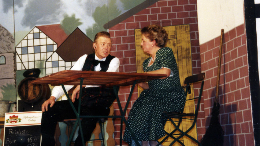 Gisbert Schlüter und Käthe Pingel auf der Bühne von  "De haoimlecke Hochteyt"